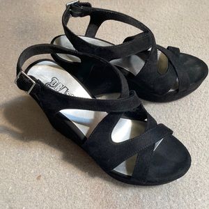 *** SOLD *** Black velvet wedges